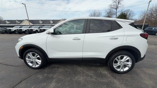Used 2023 Summit White Buick Preferred image 5