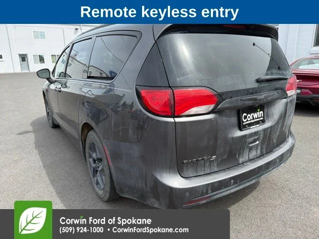 Used 2018 Gray Chrysler Touring L image 4