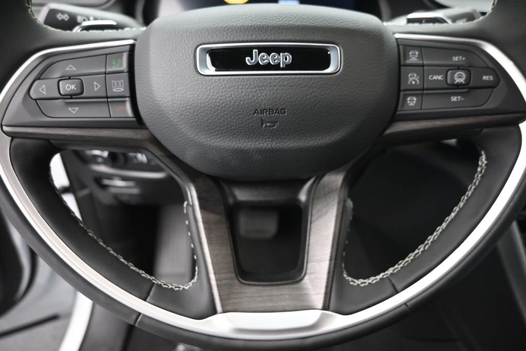 New 2026 Bright White Clear-Coat Exterior Paint Jeep Limited image 17