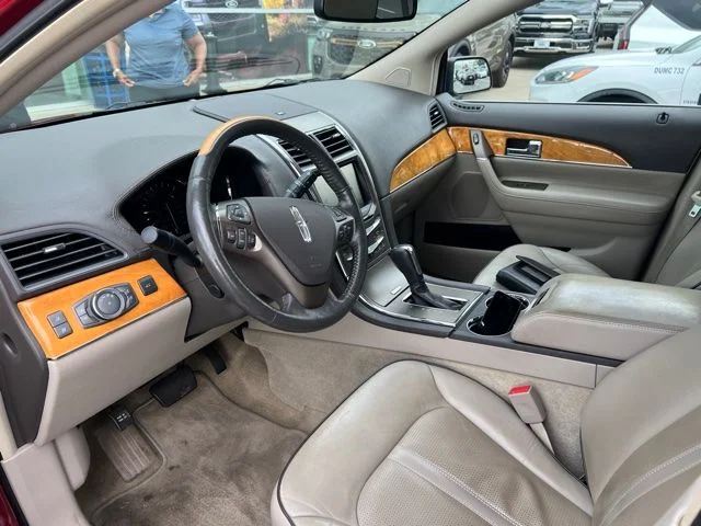 Used 2015 Red Lincoln Base image 3