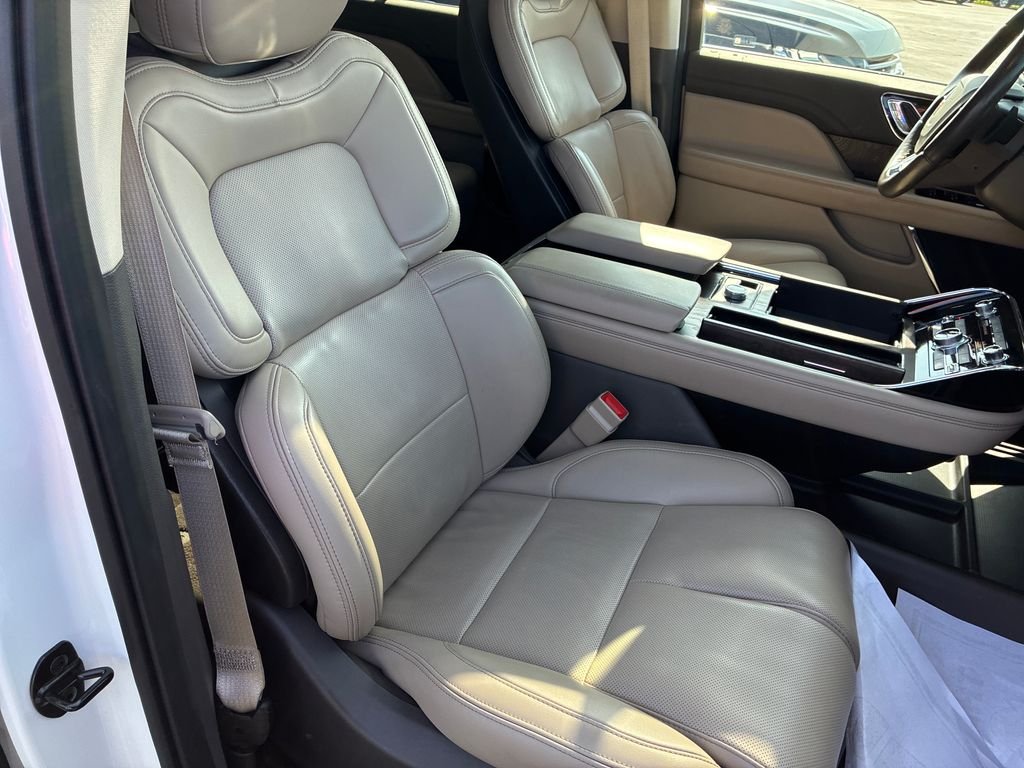 Used 2023 White Lincoln Standard image 19