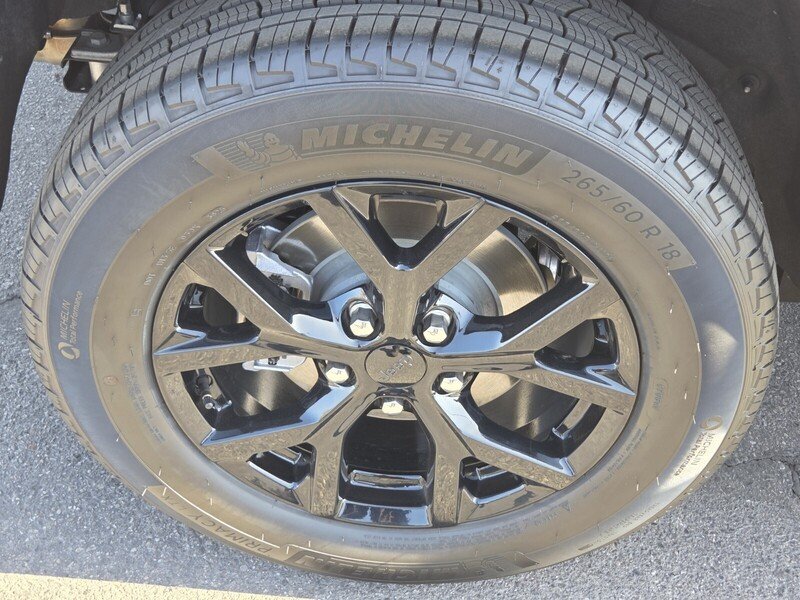 Used 2025 White/off-white Jeep  image 11