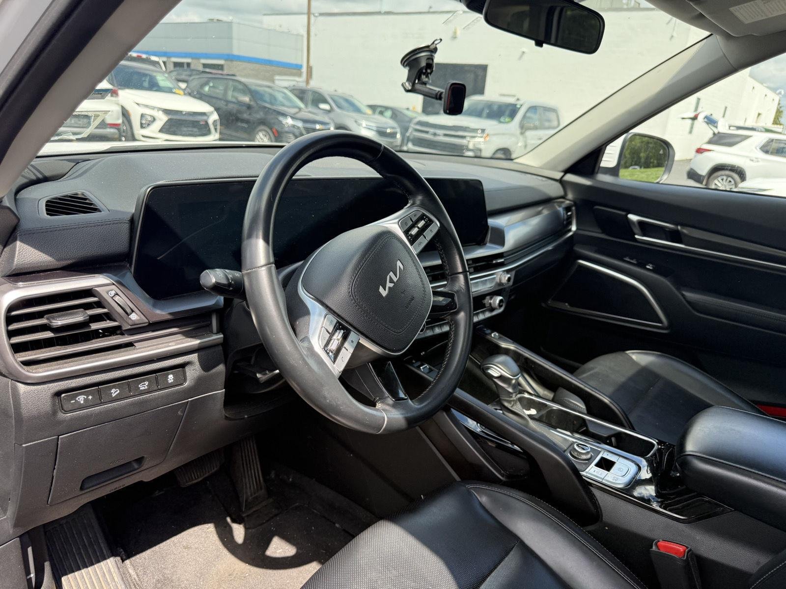 Used 2025 Glacial White Pearl Kia  image 8