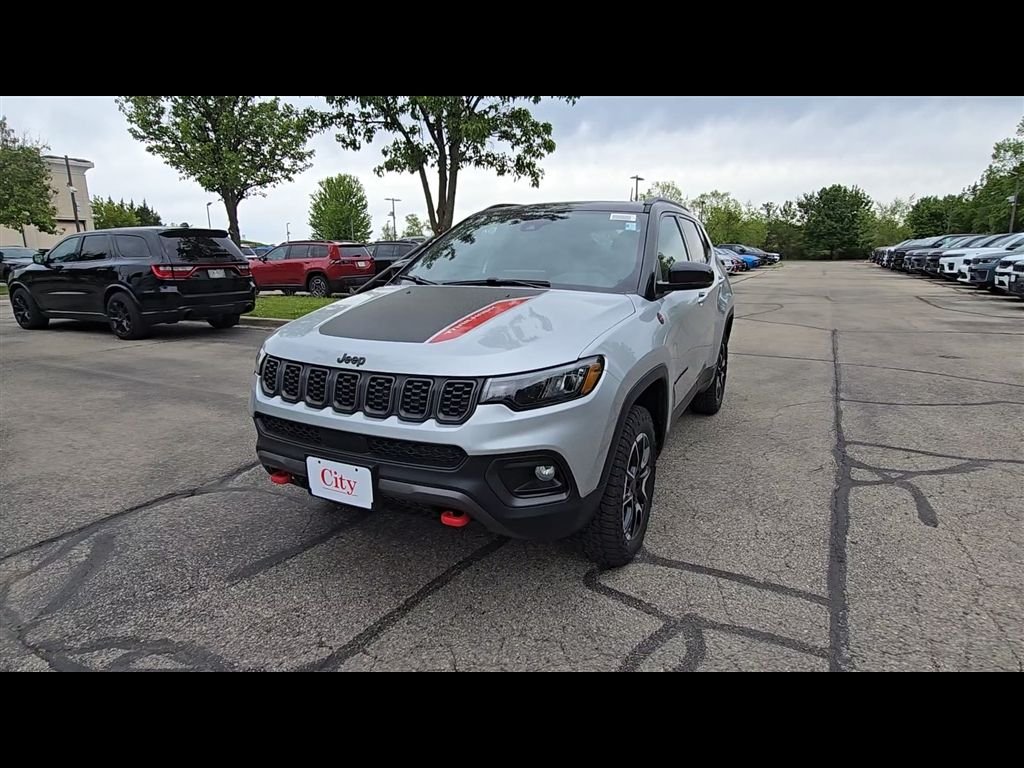 New 2026 Silver Zynith Metallic Clear-Coat Exterior Paint Jeep Trailhawk image 3