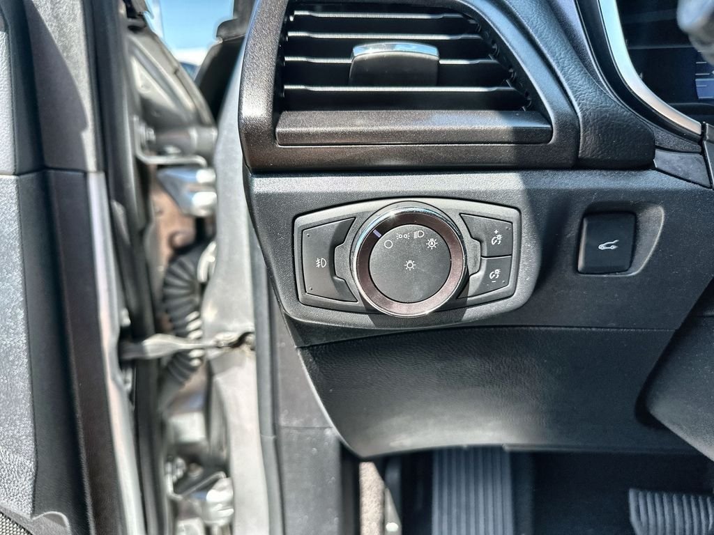 Used 2020  Ford Titanium image 18