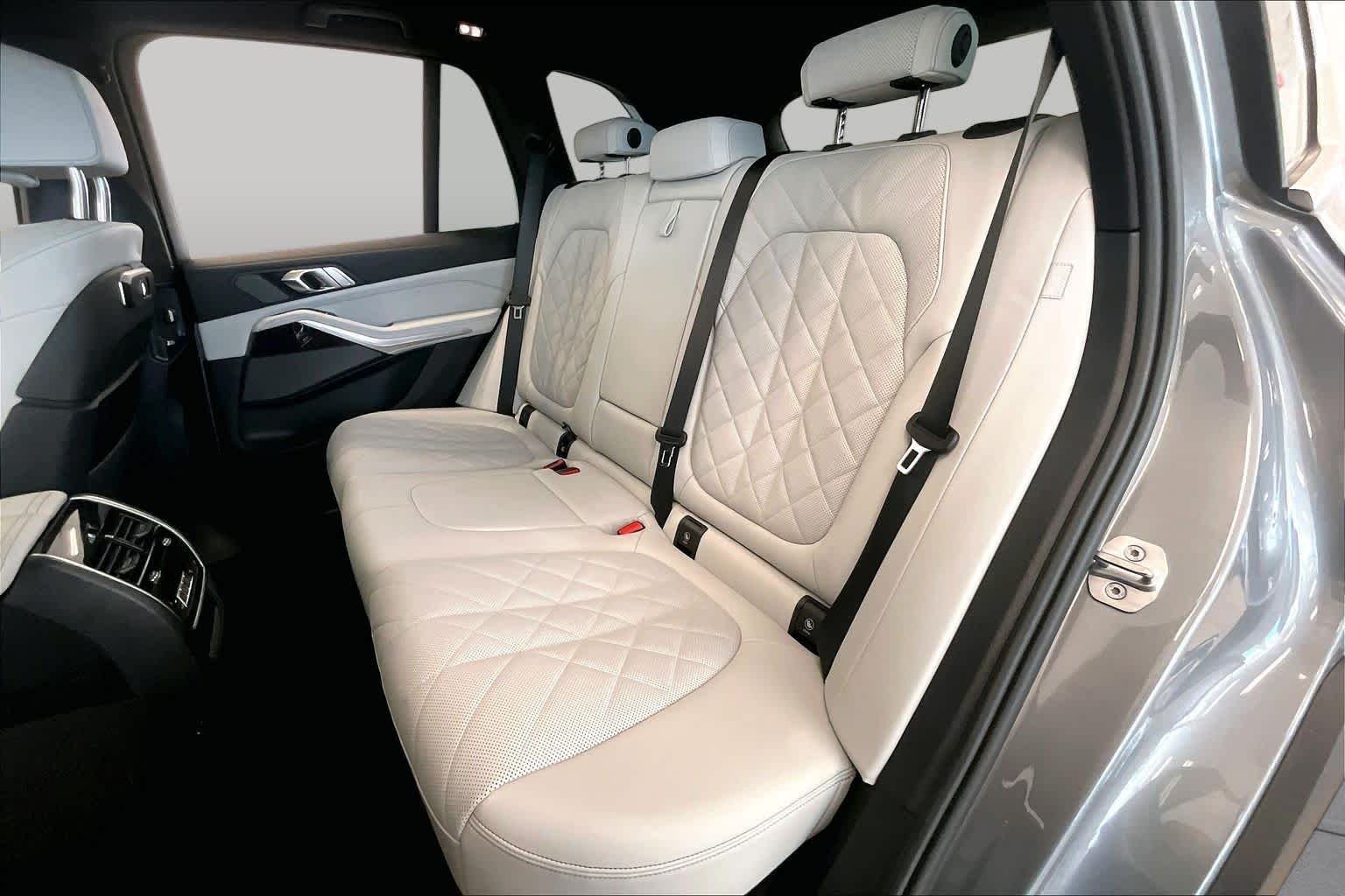 Used 2024 Skyscraper Grey Metallic BMW sDrive40i image 19