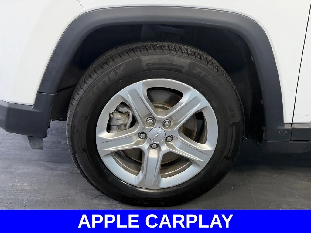Used 2024 White Jeep Latitude image 4