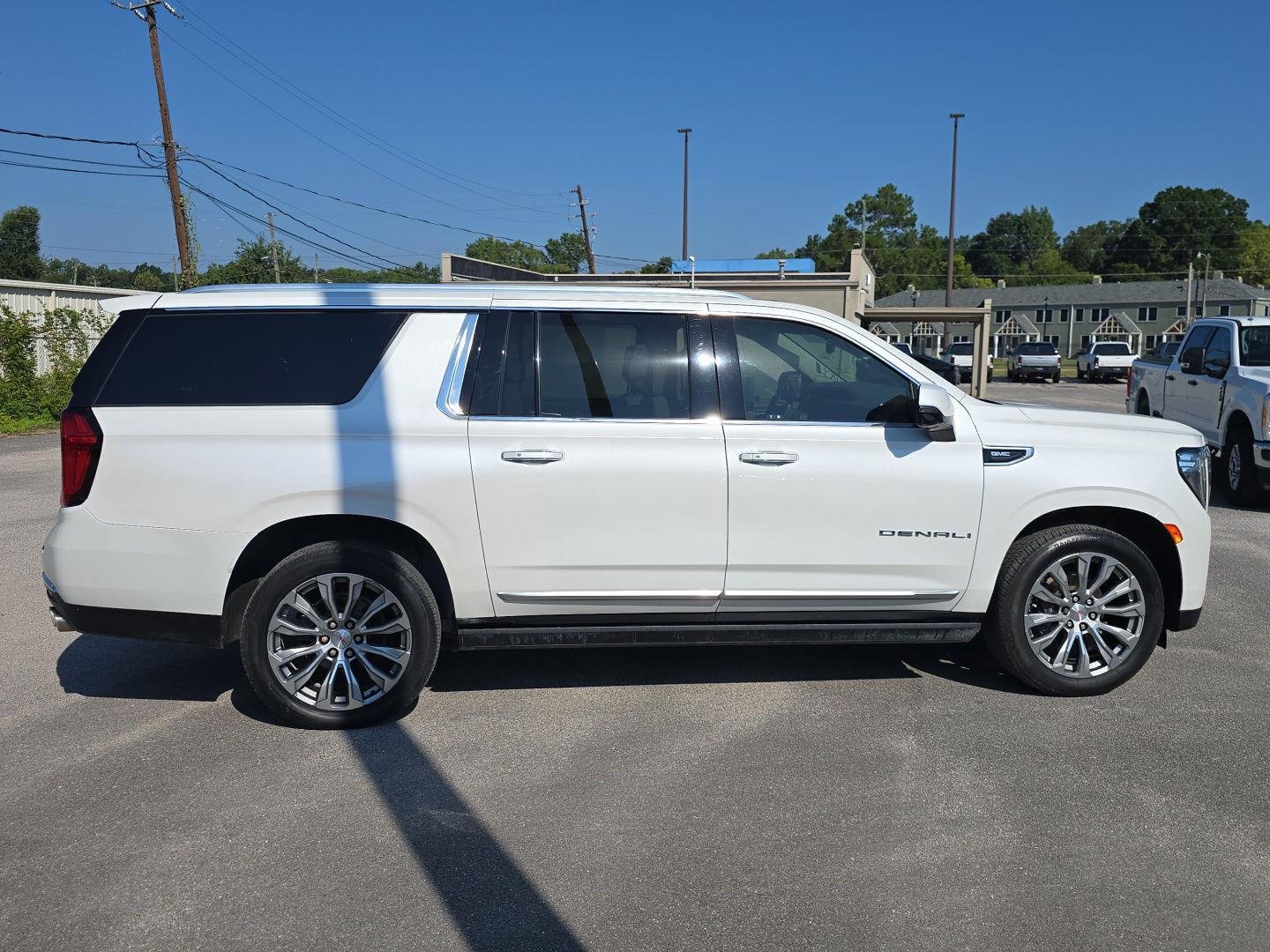 Used 2021 White Frost Tricoat GMC Denali image 2