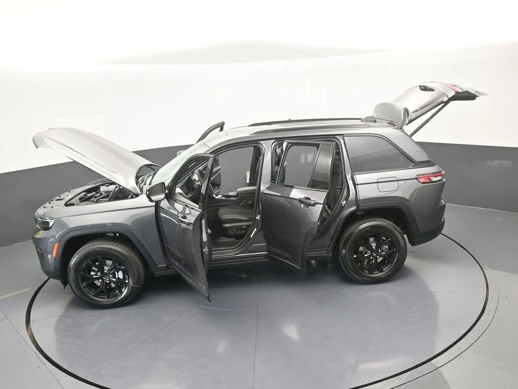 New 2025 Baltic Gray Metallic Clear-Coat Exterior Paint Jeep Altitude X image 57