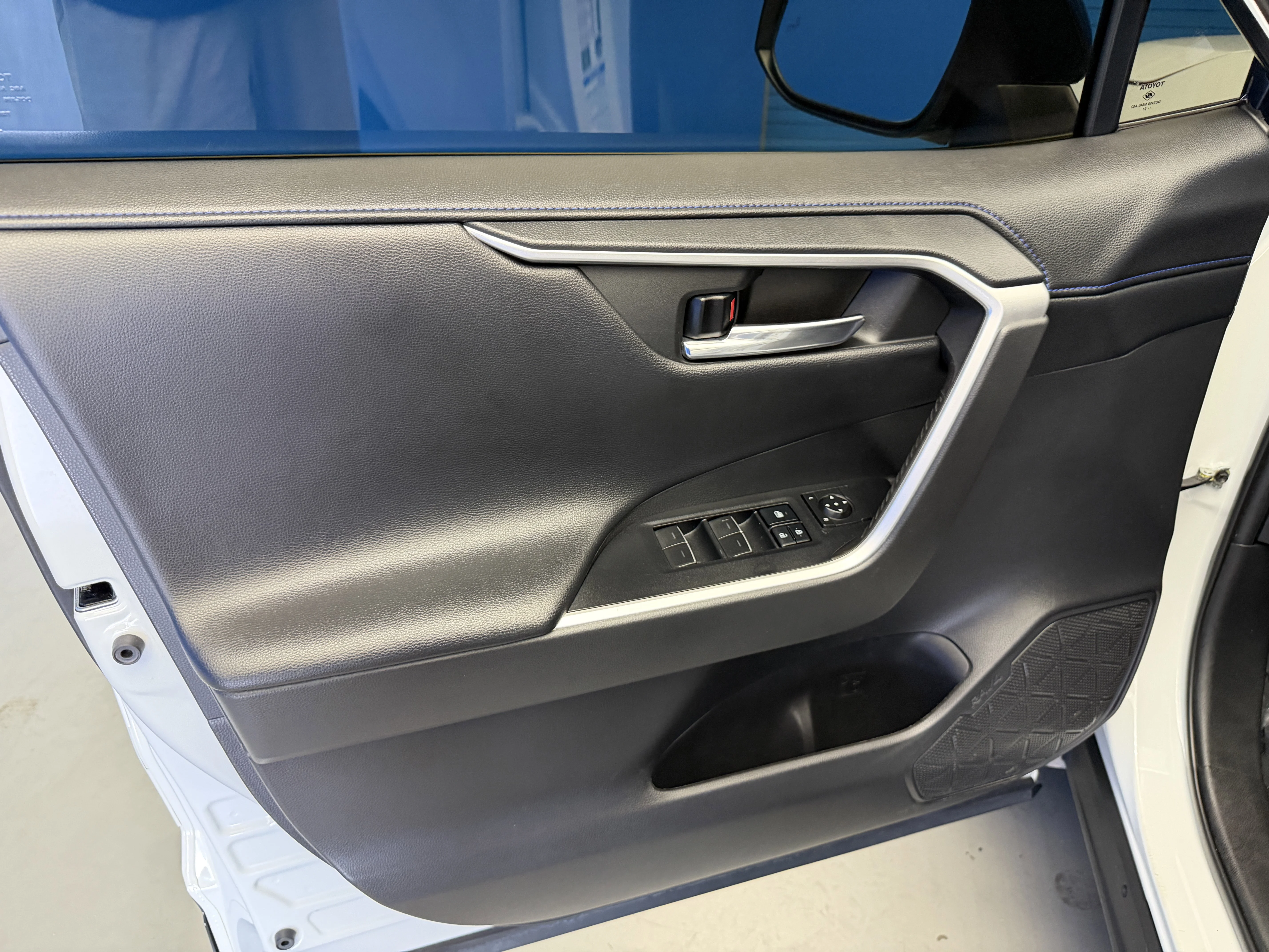 Used 2022 Blizzard Pearl/Midnight Black Metallic Toyota Hybrid XSE image 9