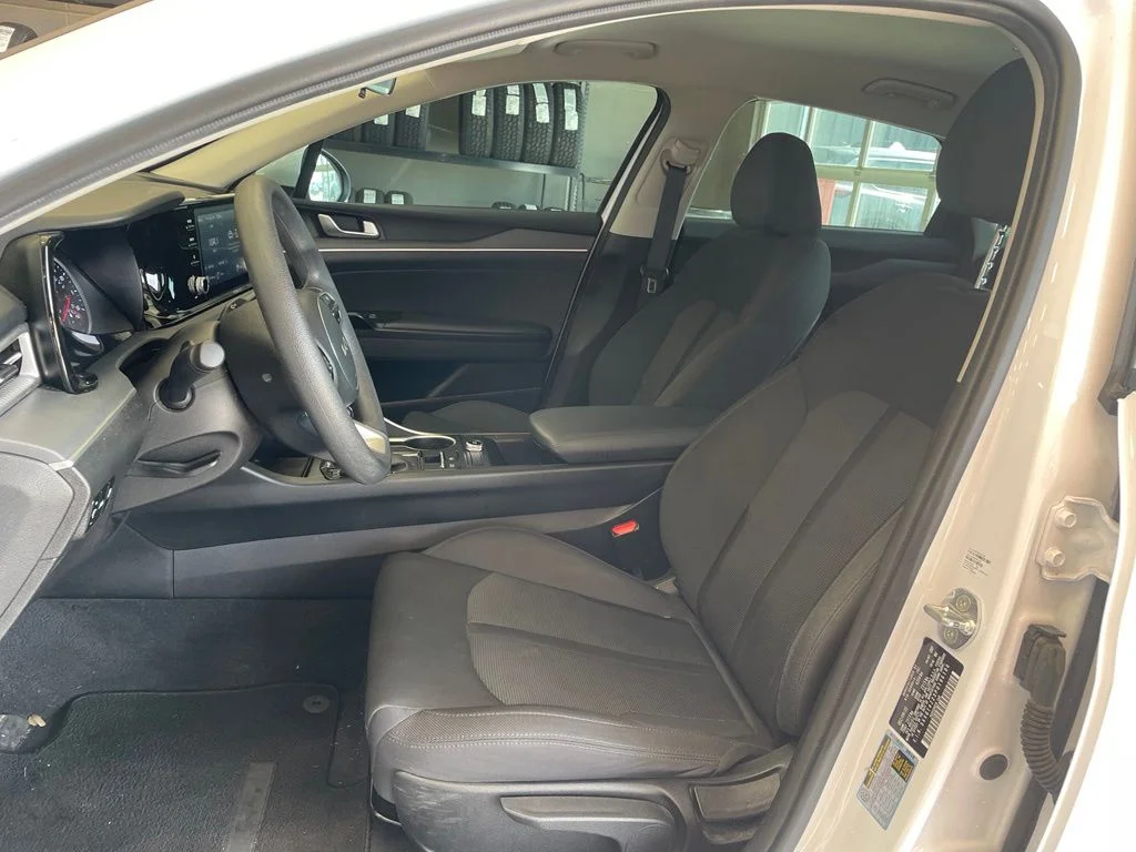 Used 2023 White Kia LXS image 9