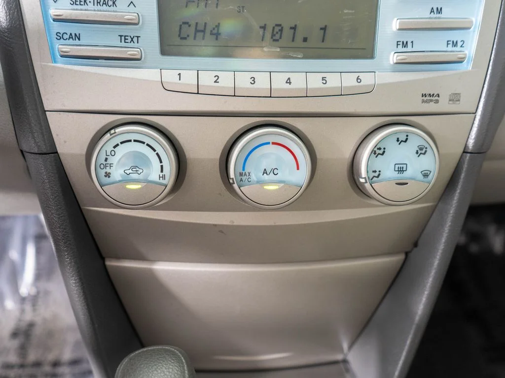 Used 2007 Blue Toyota LE image 19