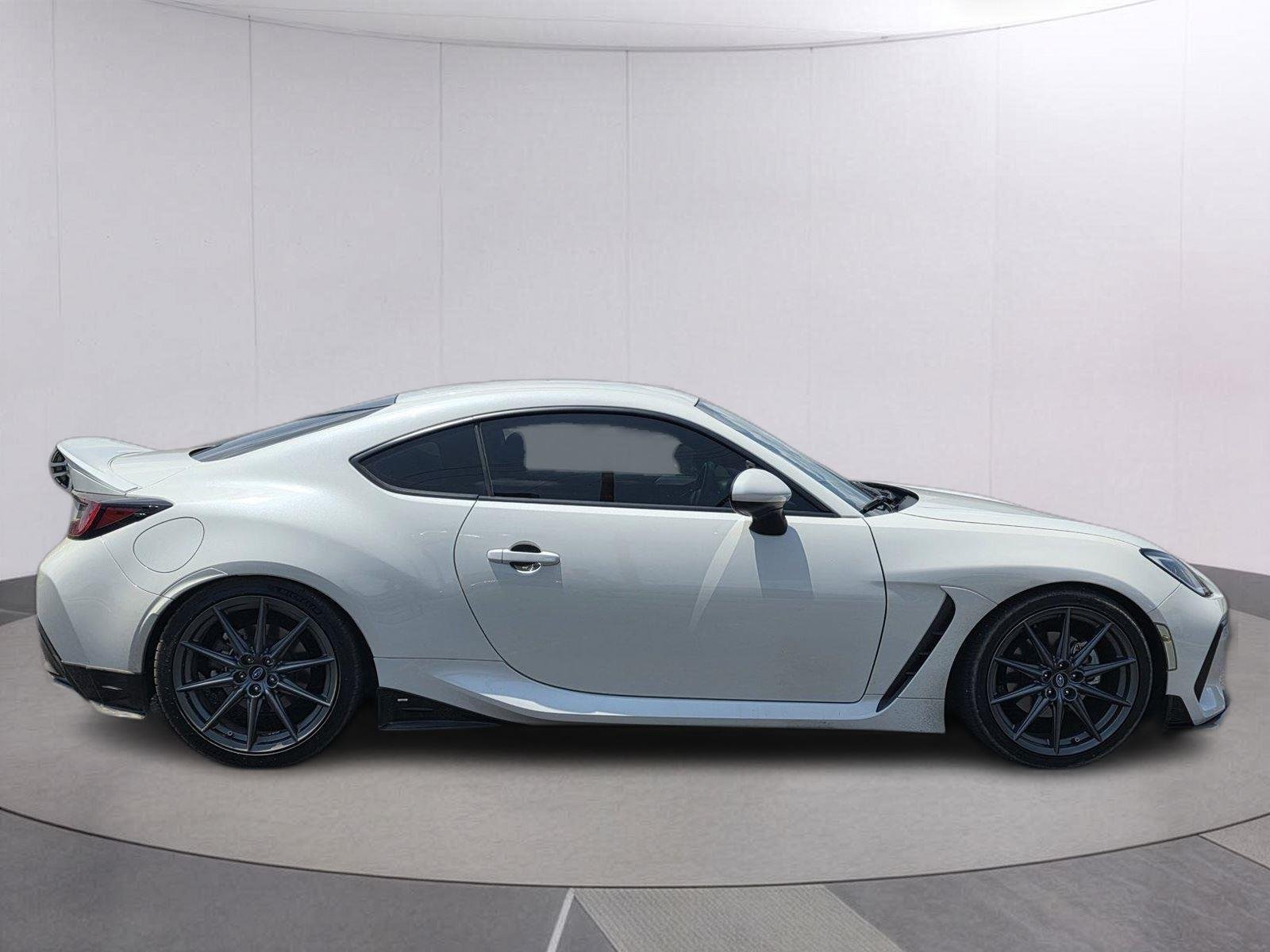 Used 2023 Crystal White Pearl Subaru Limited image 4