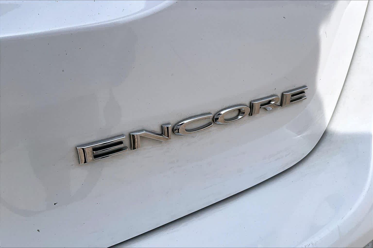Used 2017 White Frost Tricoat Buick Preferred II image 10