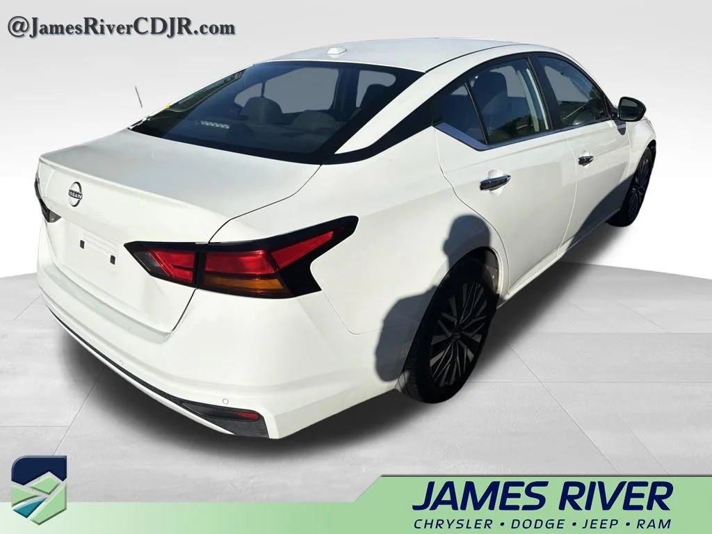 Used 2025 White Nissan 2.5 SV image 5