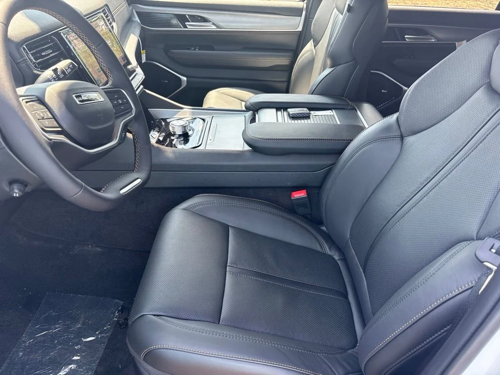 New 2026 Bright White Clear-Coat Exterior Paint Jeep Grand Wagoneer image 19
