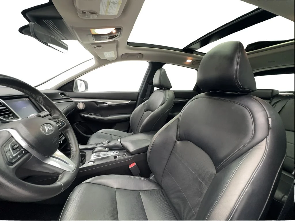 Used 2023 White INFINITI LUXE image 18