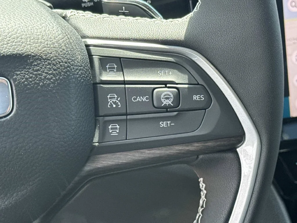 New 2027 Gray Jeep Laredo Altitude image 34