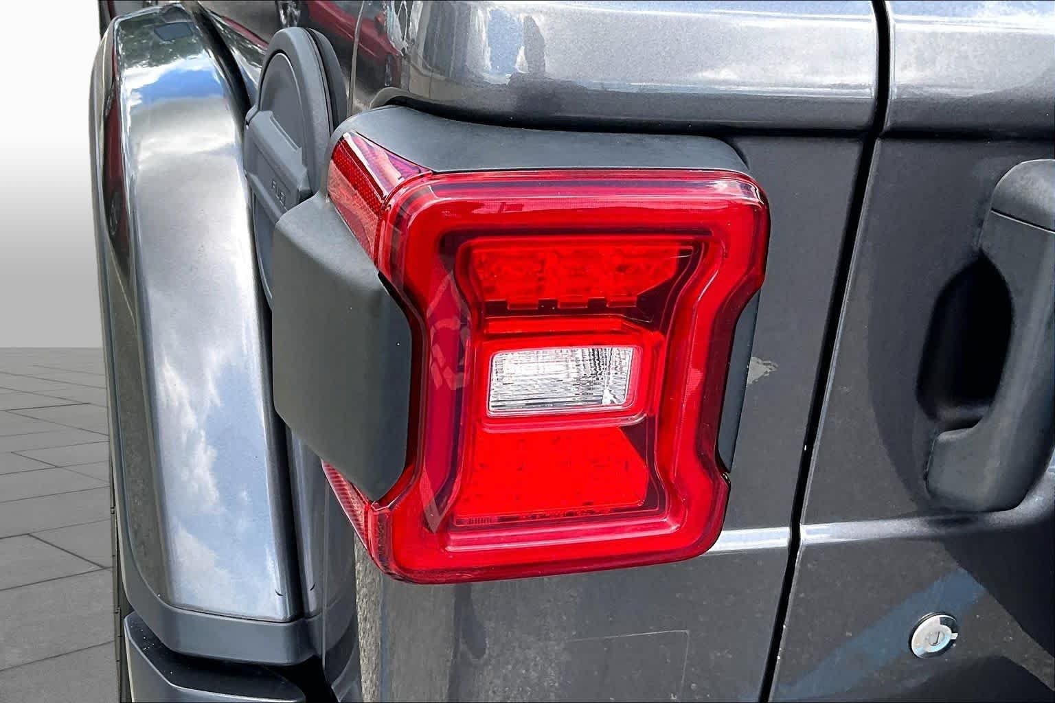 Used 2018 Granite Crystal Metallic Clearcoat Jeep Sahara image 27