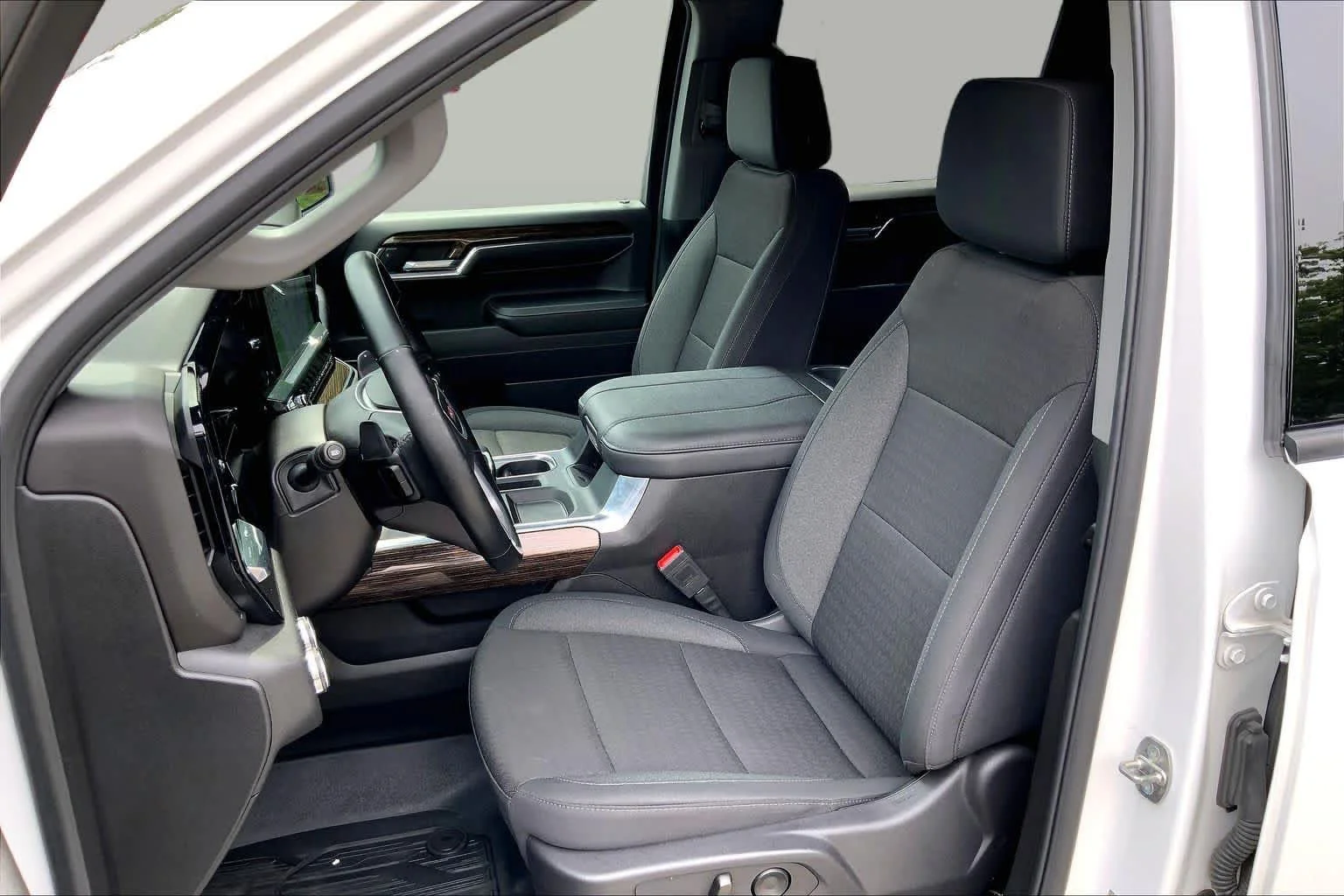 Used 2024 Summit White GMC Elevation image 9
