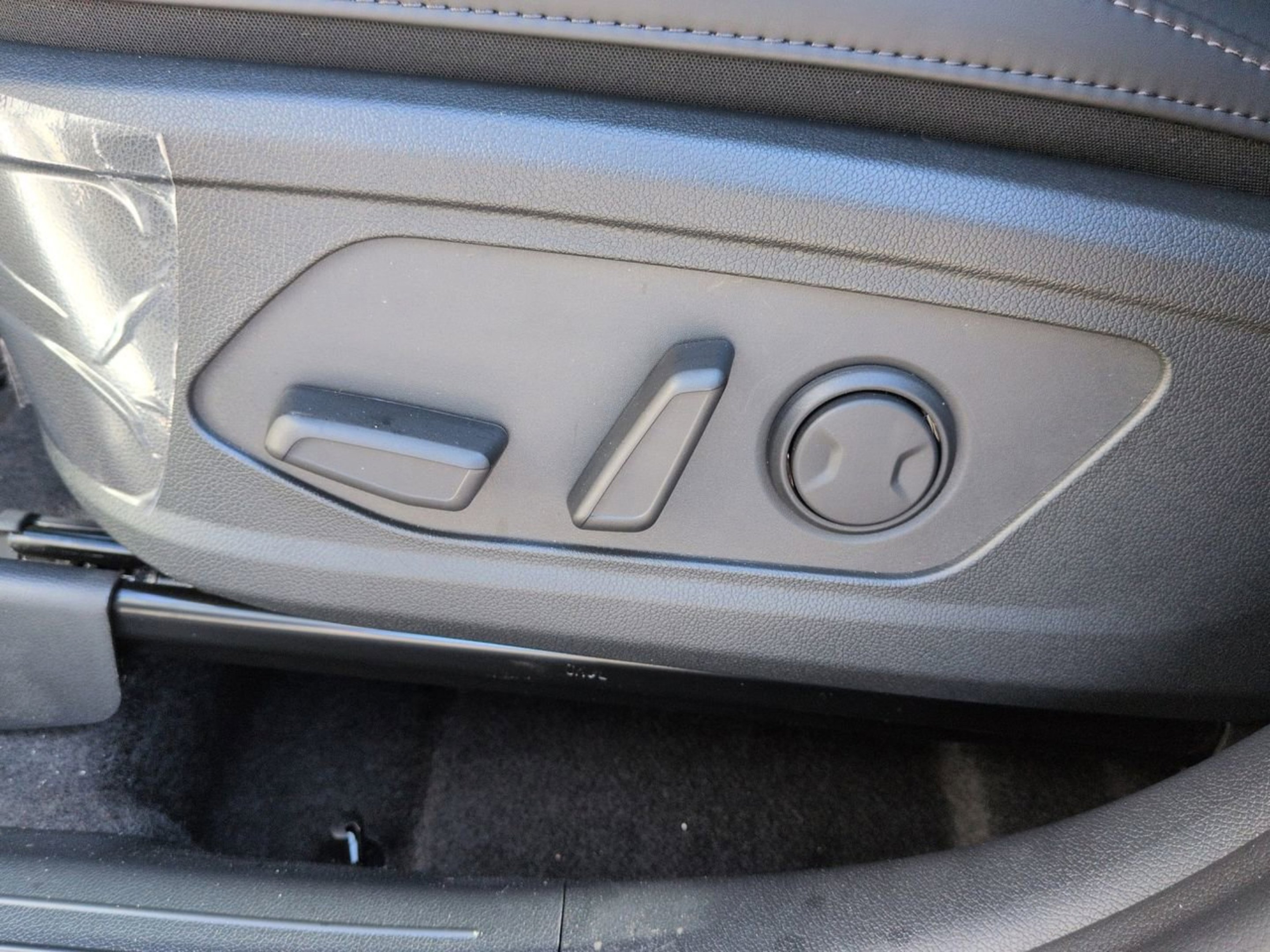 New 2026 Snow White Pearl Kia EX image 17
