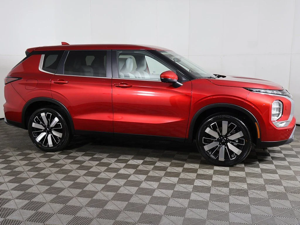 2025 Mitsubishi Outlander SE - Photo 14