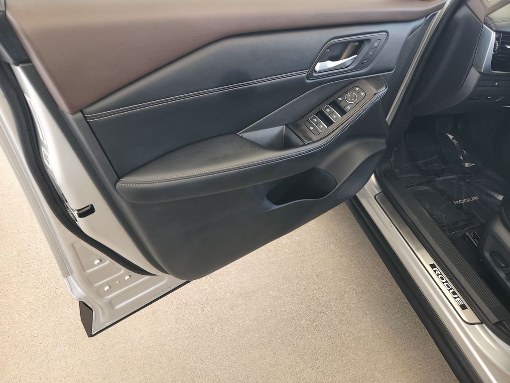 Certified Used 2022 Silver Nissan SL image 28