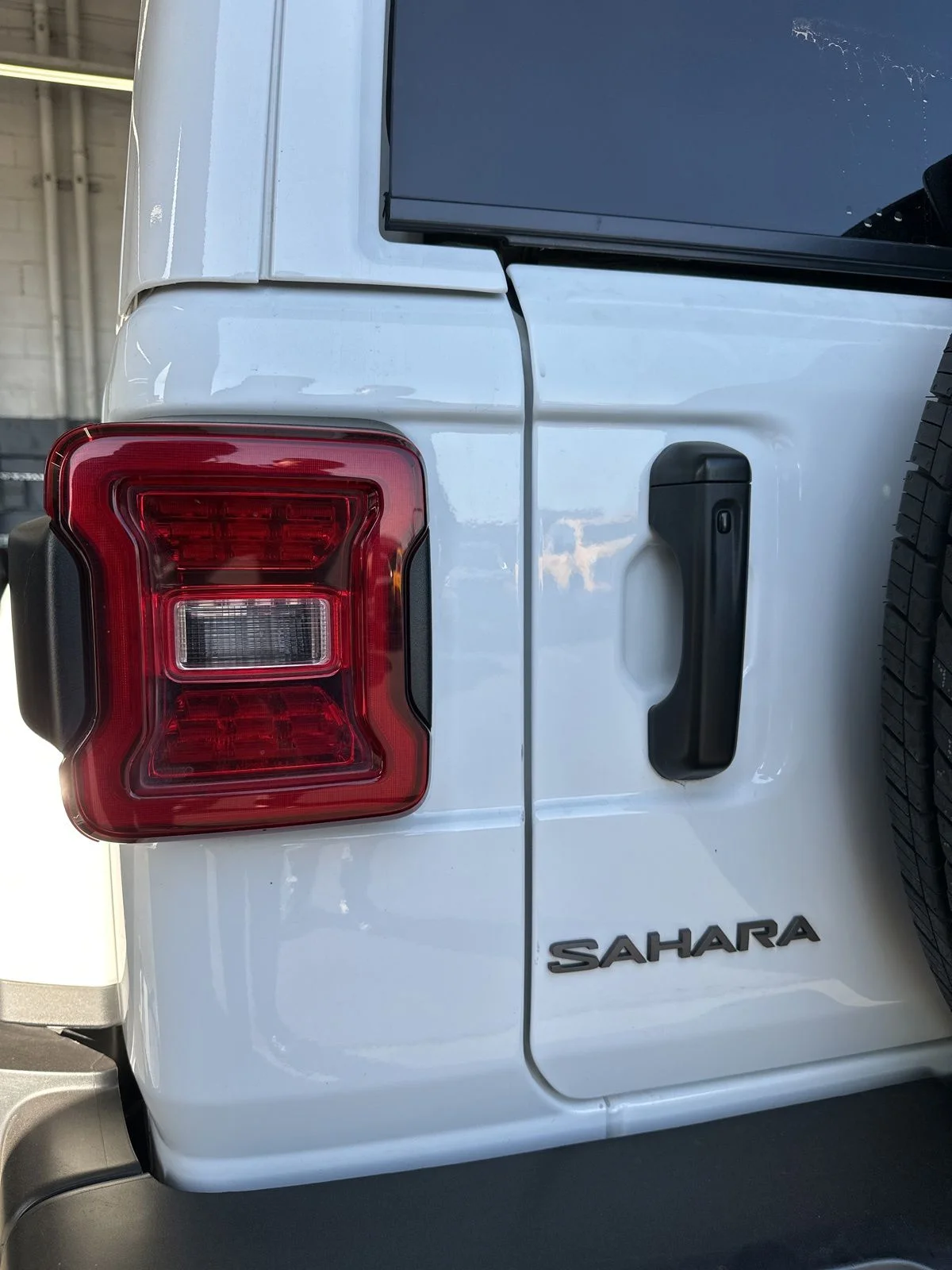 Used 2025 White Jeep Sahara image 4