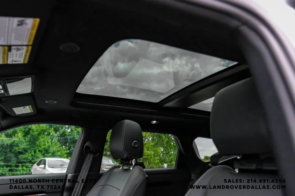 New 2026 Ostuni Pearl Wht Prem Met Land Rover Hoxton Edition image 28