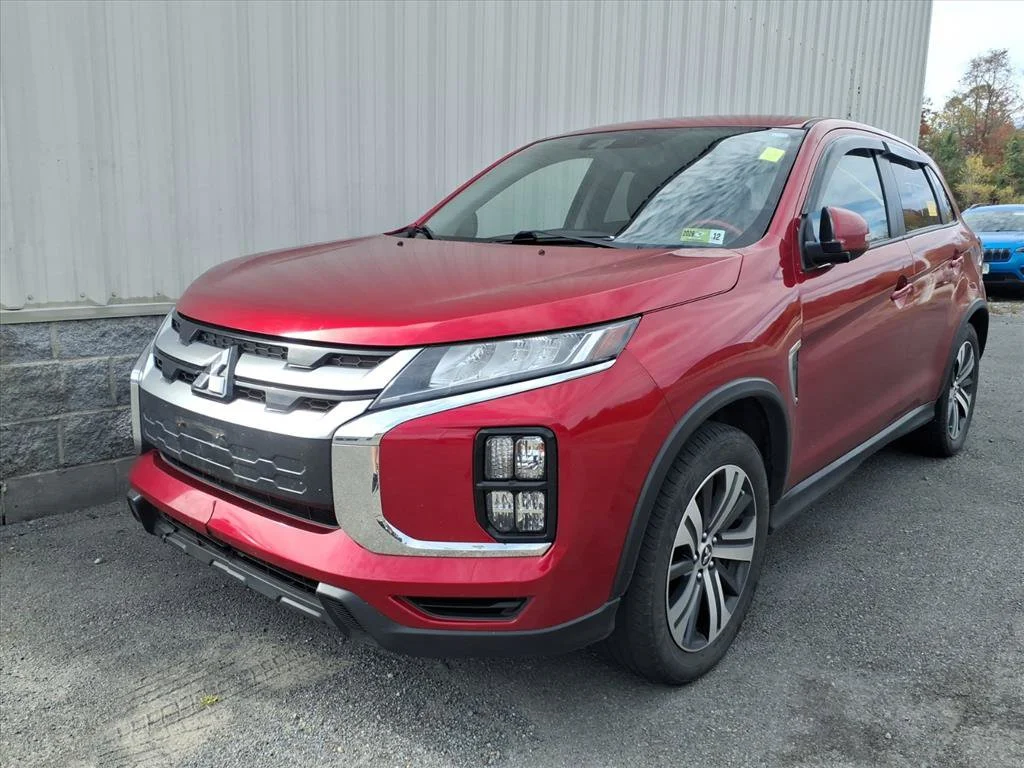 Used 2022  Mitsubishi  image 1