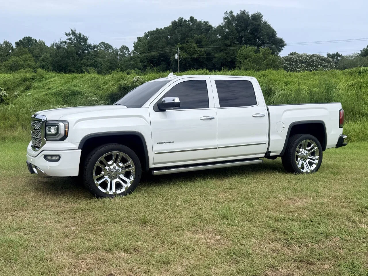 Used 2018 White GMC Denali 4x4 4dr Crew Cab 5.8 ft. SB image 1