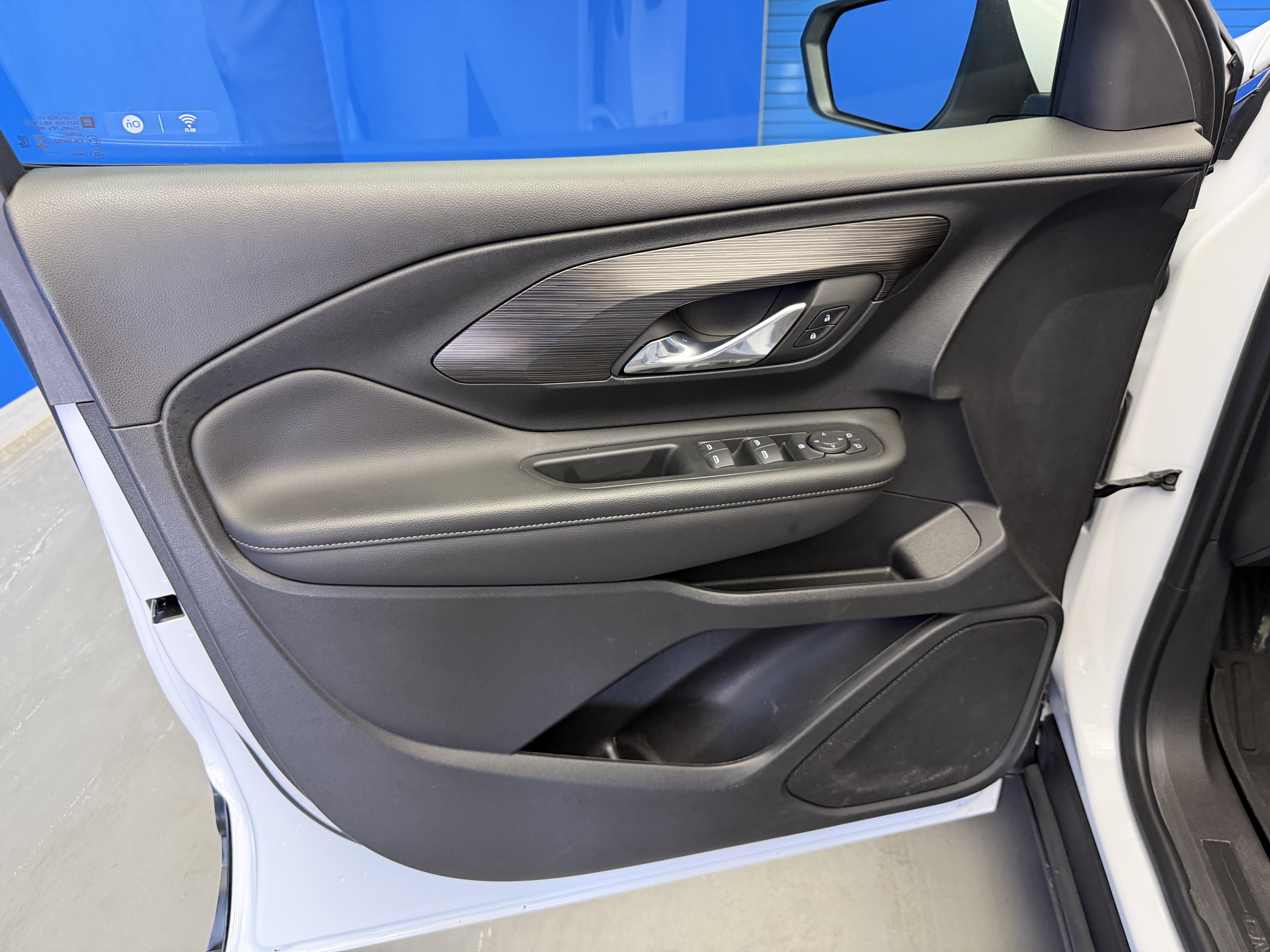 Used 2023 Summit White GMC SLE image 9