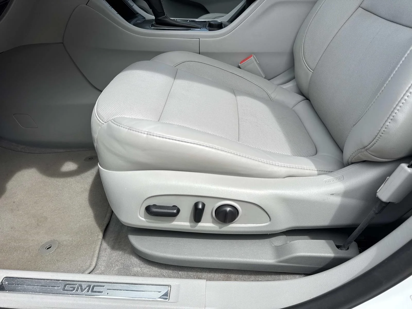 Used 2019 White GMC SLT image 16