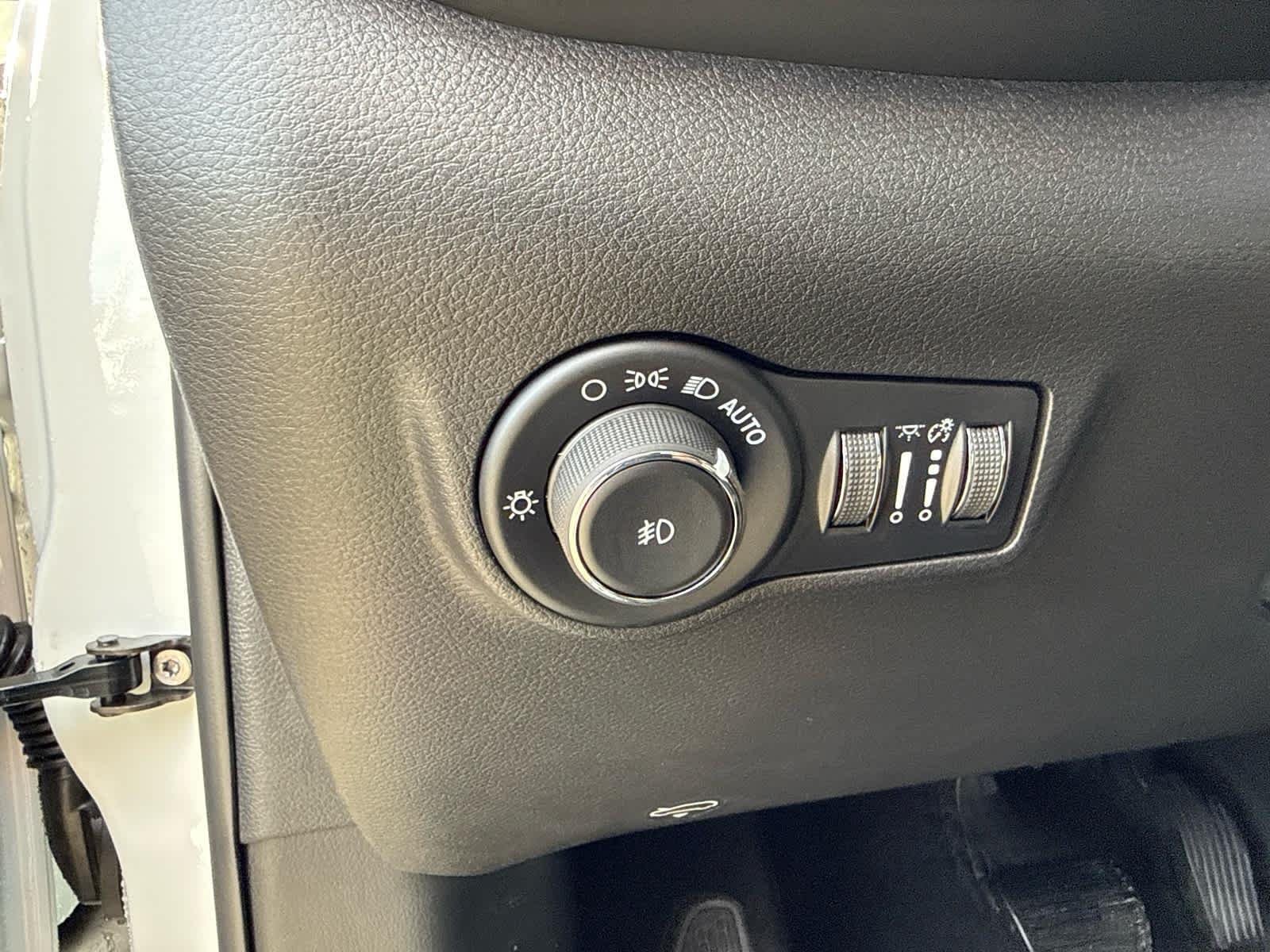 New 2026 Bright White Clearcoat Jeep Latitude image 16