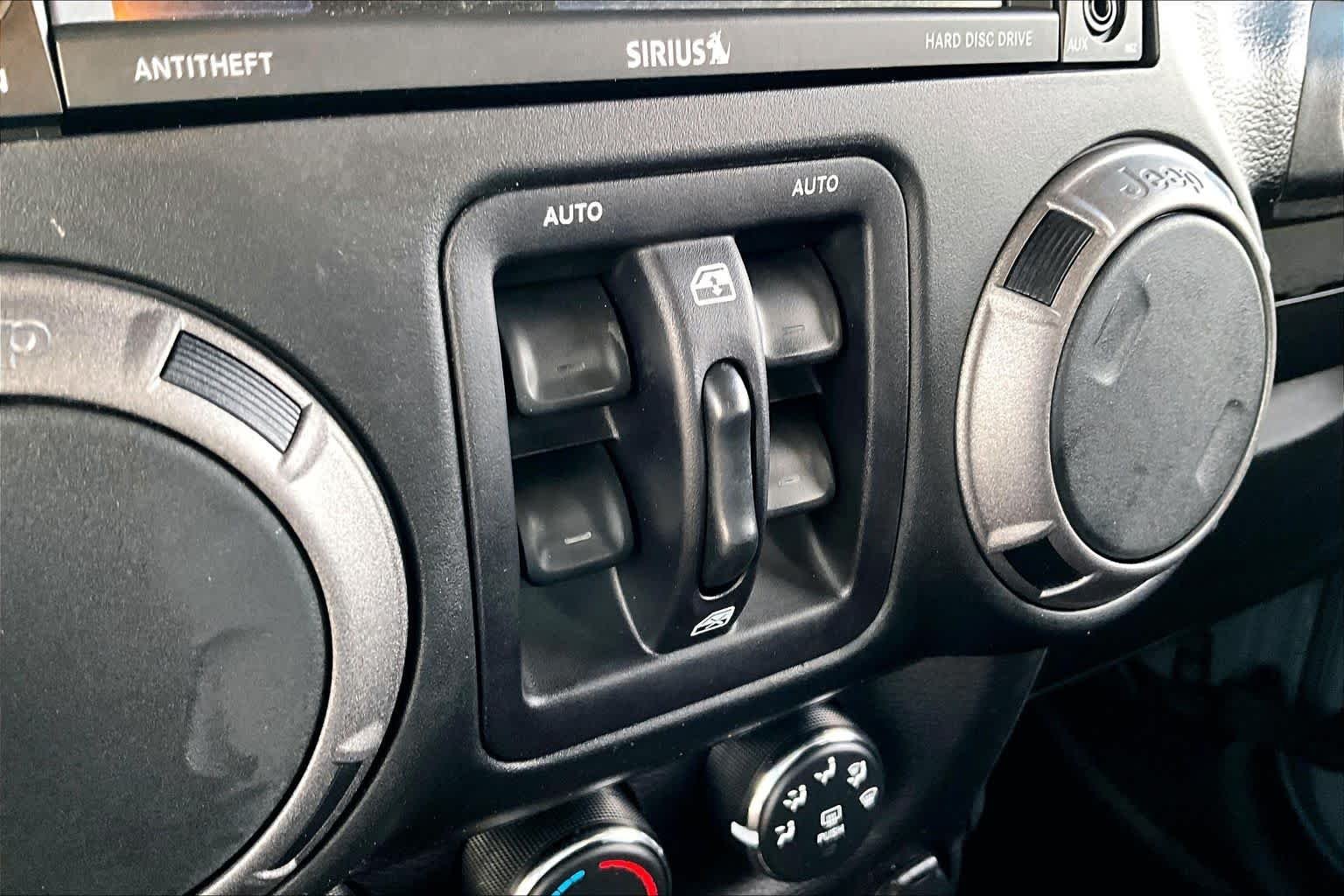 Used 2015 Anvil Clearcoat Jeep Sport image 34
