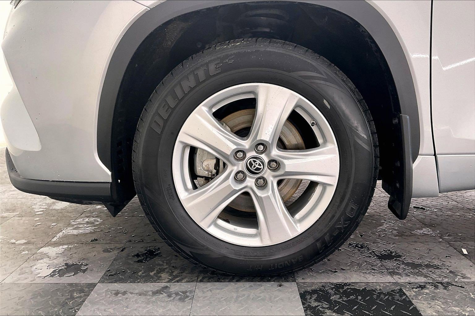 2023 Toyota Highlander LE photo 3