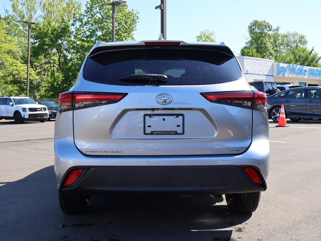 Used 2022 Silver Toyota XLE image 6