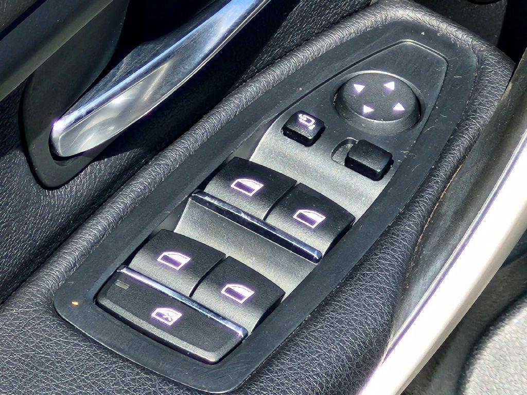 Used 2018 Gray BMW 320i xDrive image 17