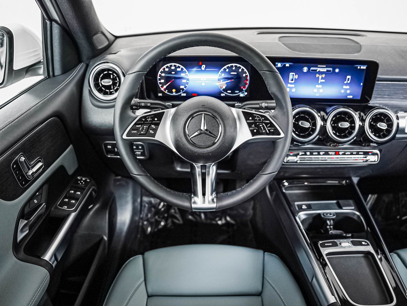 New 2026 Polar White Mercedes-Benz GLB 250 image 11