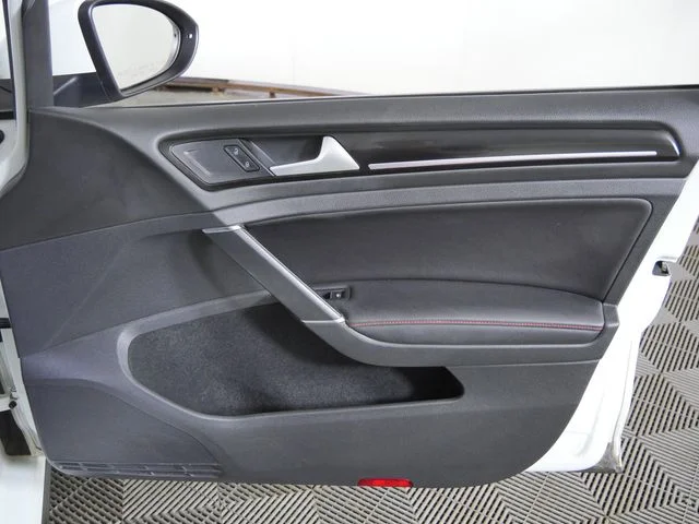 Used 2017 White Volkswagen SE image 11