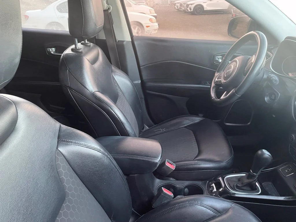 Used 2018 Gray Jeep Latitude image 9