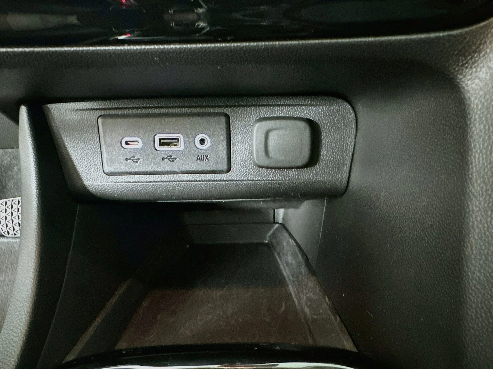 Used 2023 Red Buick  image 30