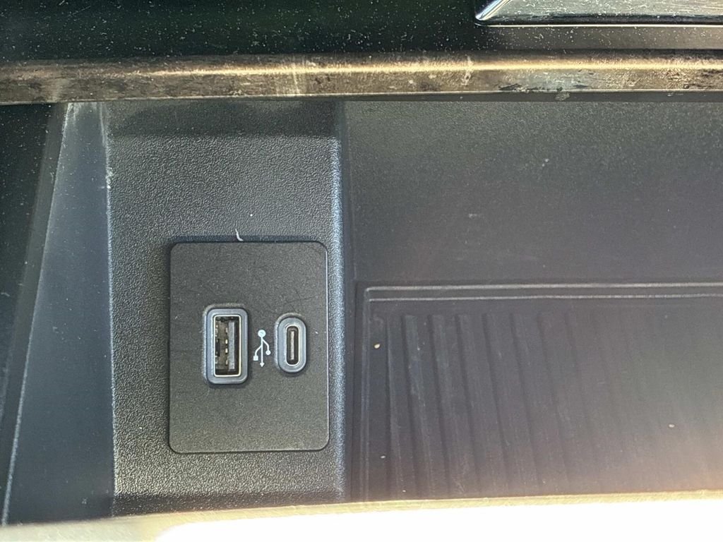 Used 2022 White Ford Lariat image 36