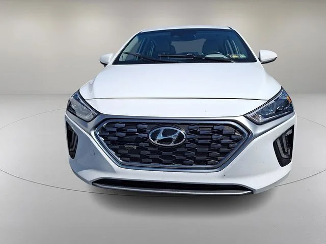 Used 2020 White Hyundai SE image 3