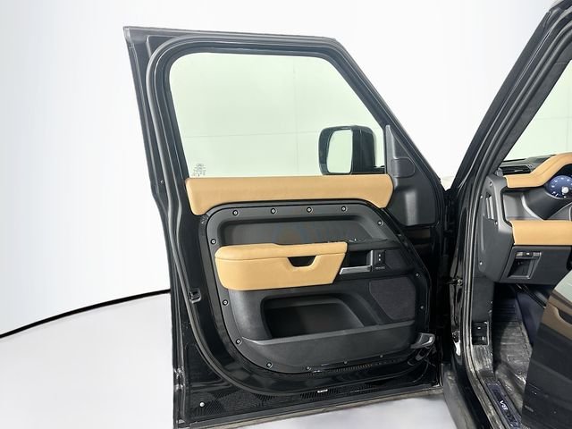2026 Land Rover Defender V8 - Photo 11
