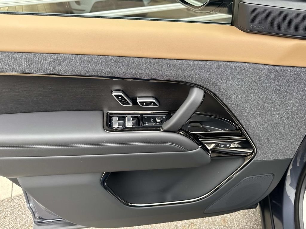 New 2026 Varesine Blue Land Rover Dynamic SE image 17