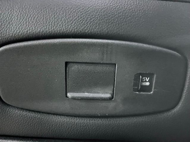 Used 2020 White Land Rover SE image 18