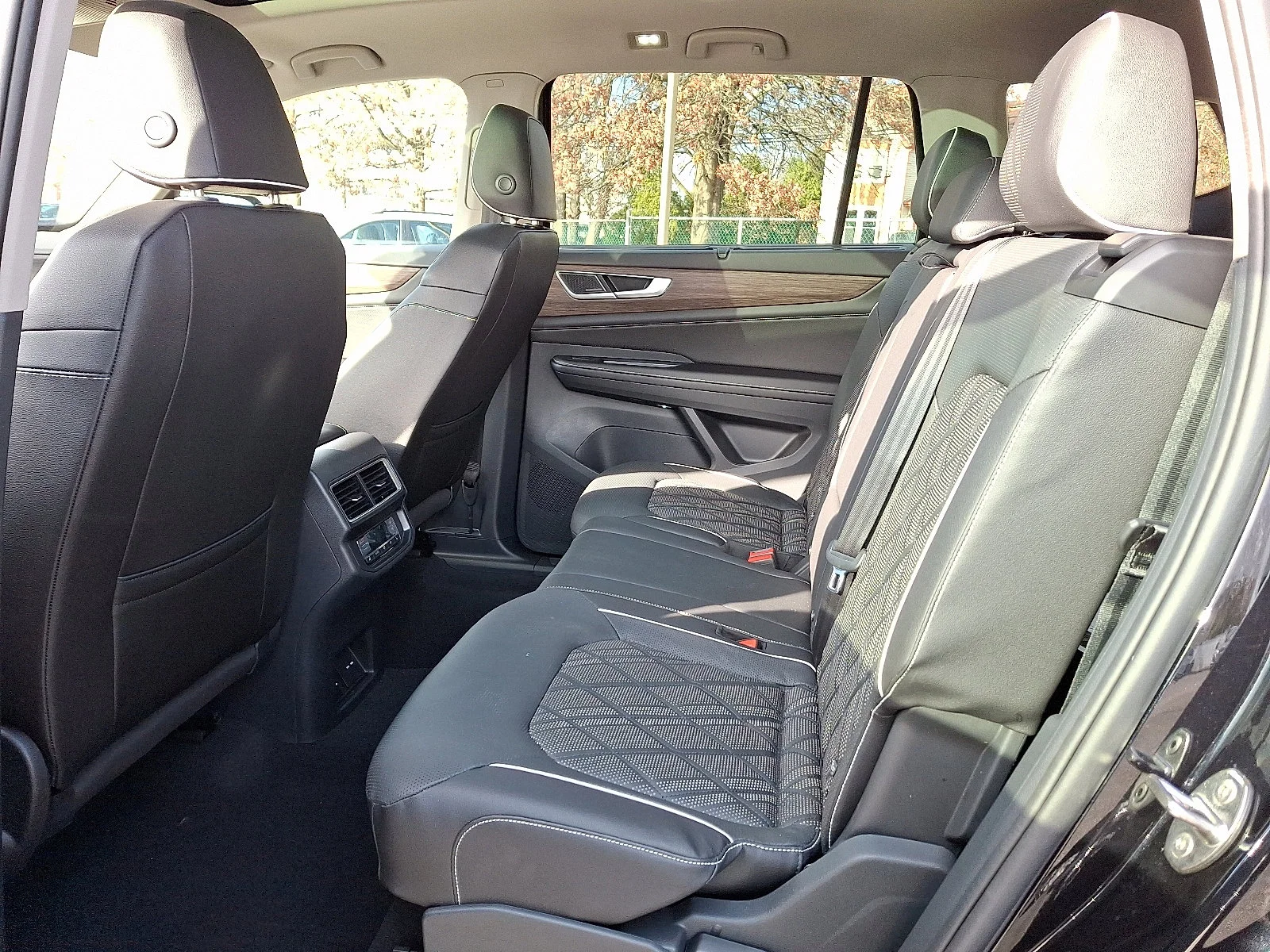 2026 Volkswagen Atlas SEL Premium R-Line - Photo 8