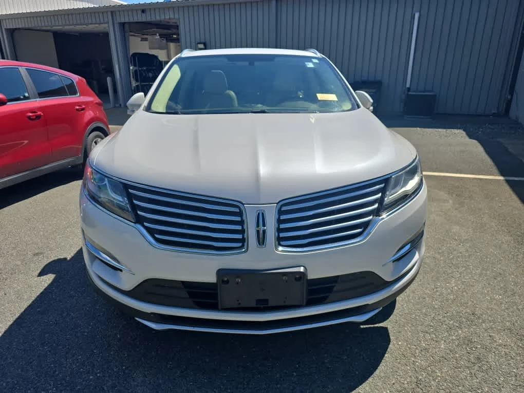 Used 2016 White Platinum Metallic Tri-Coat Lincoln Reserve image 2