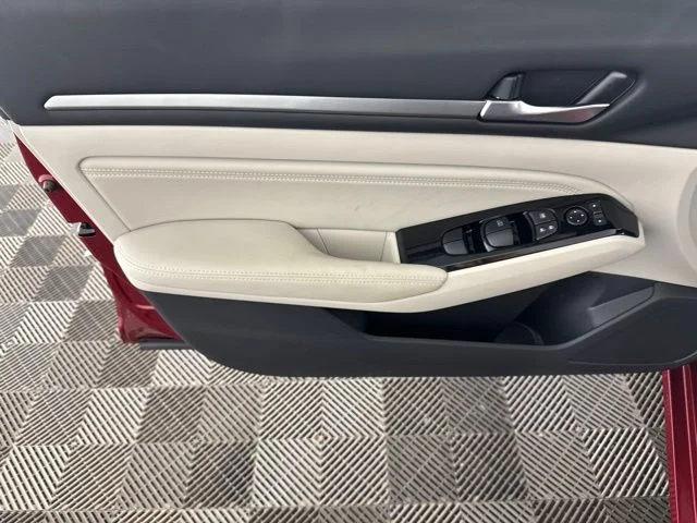 Used 2023 Red Nissan 2.5 SL image 18